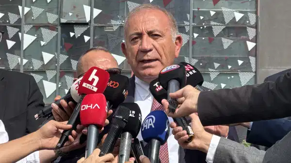 Kayyum Gürsel Tekin yine CHP'nin eski il binasına geldi ama Özgür Özel gelmeden binadan ayrıldı!