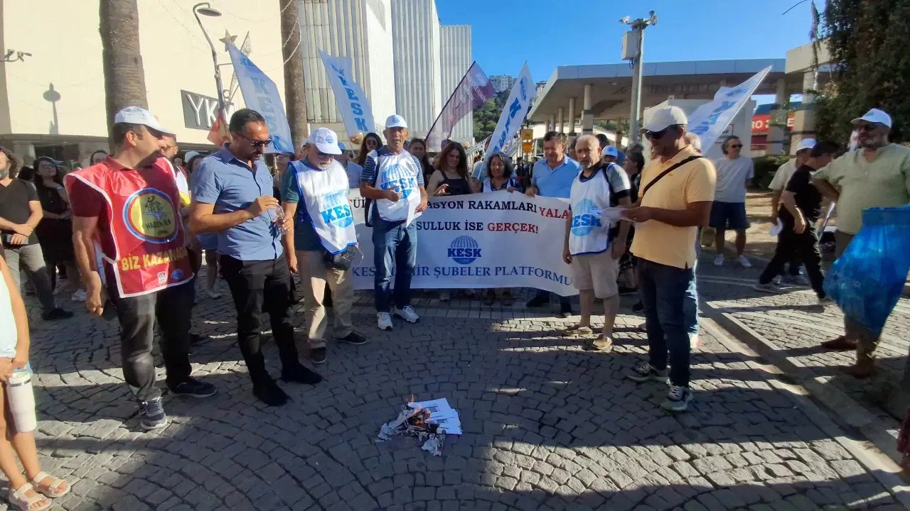 KESK İzmir maaş bordrosu yaktı: 'Sefaleti kabul etmiyoruz'