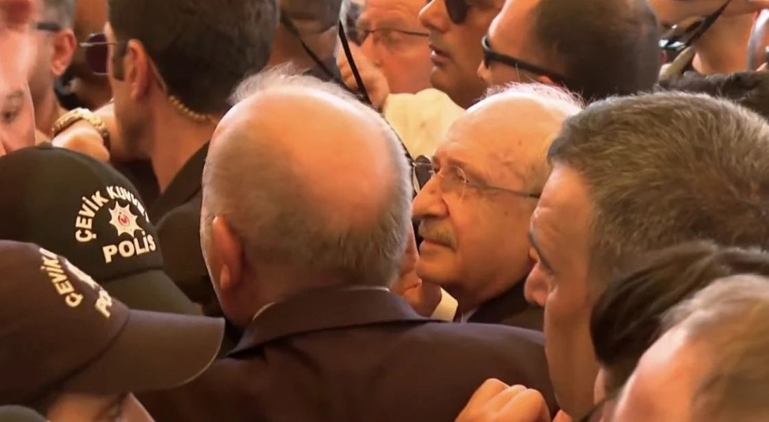 Kılı&ccedil;daroğlu, Kadir İnanır'ın cenaze t&ouml;reninde yuhalandı!