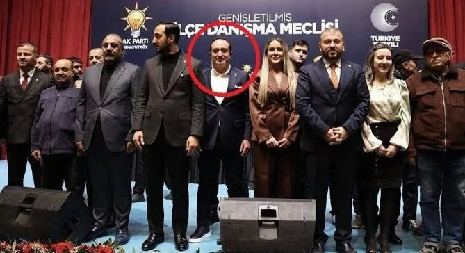 Kılı&ccedil;daroğlu'nun atadığı isim 8 ay &ouml;nce AKP rozeti takmış! 