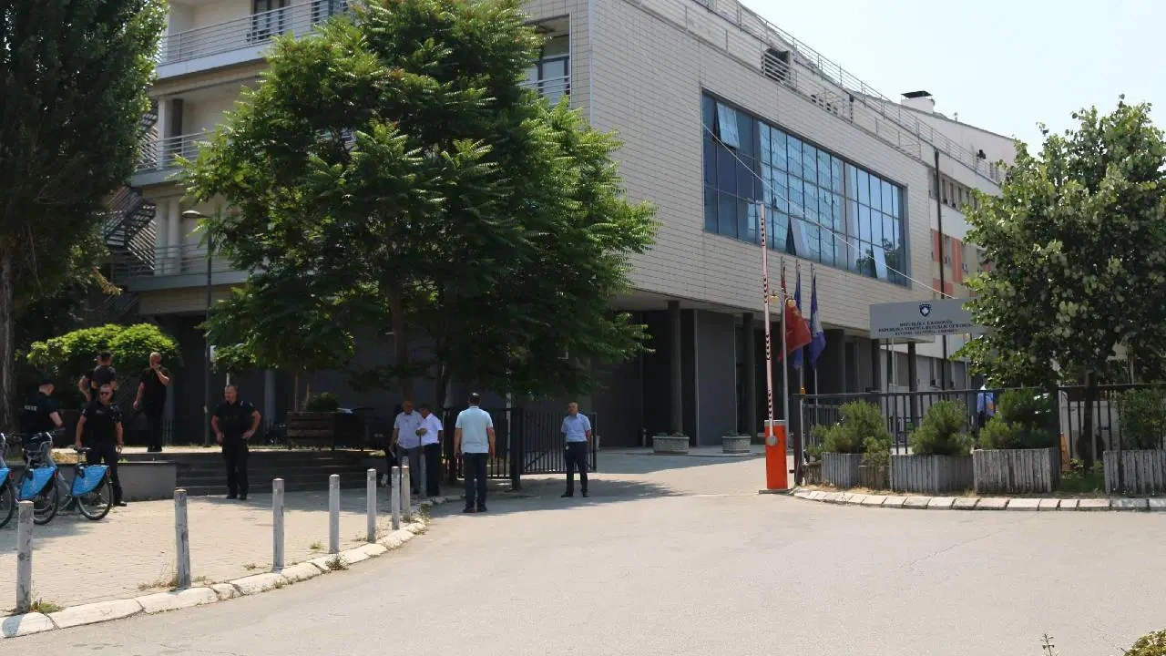 Kosova Meclisi'nde bomba alarmı: Bina tahliye edildi!