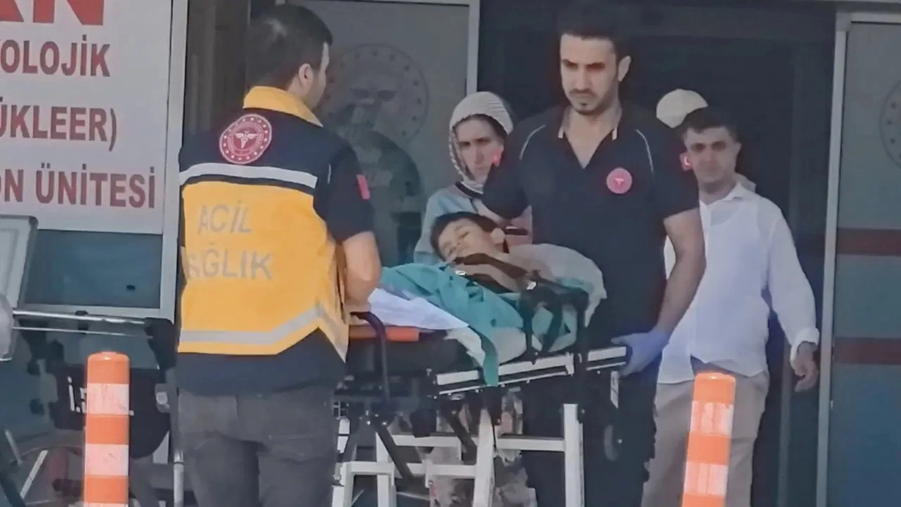 Kurban kesimi sırasında feci kaza: 7 yaşındaki Çınar, bıçağın üzerine düşerek ağır yaralandı