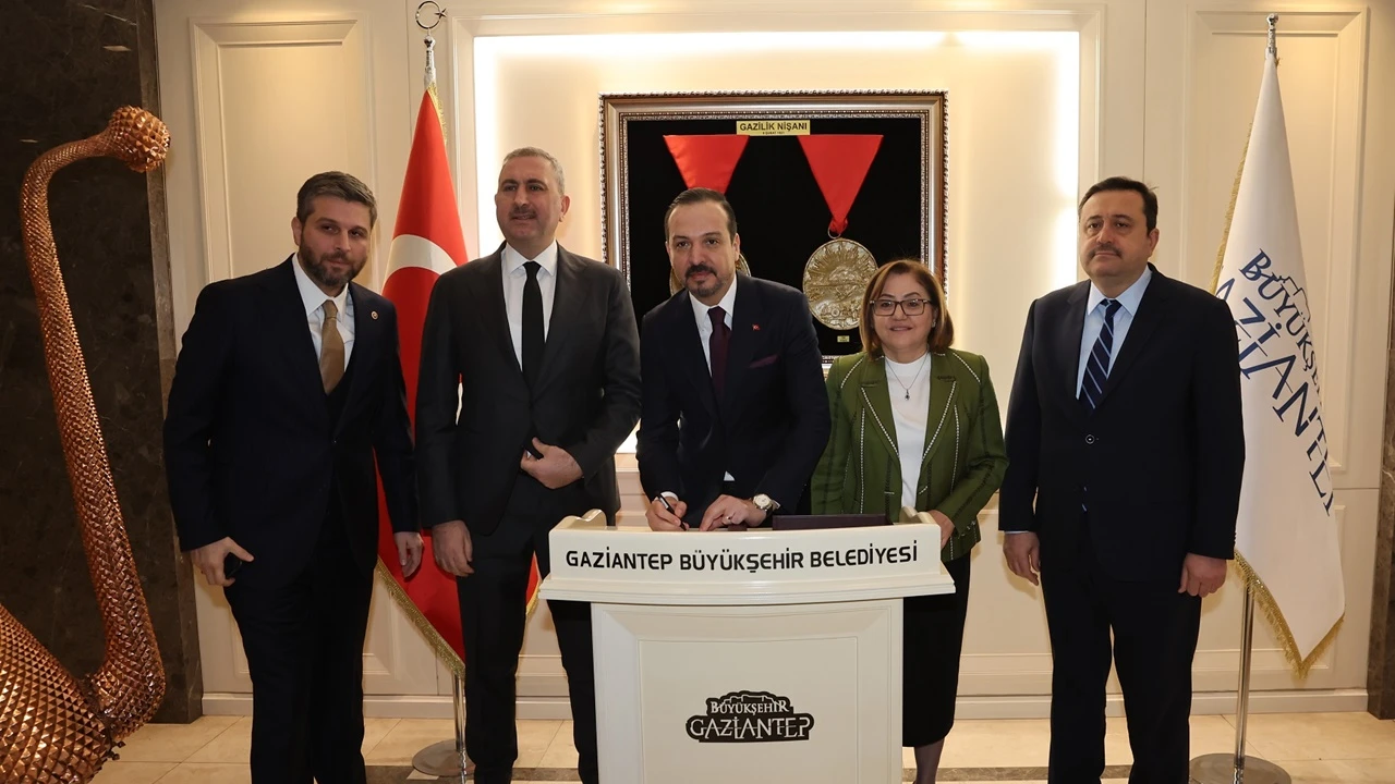 K&uuml;rşad Zorlu'dan Fatma Şahin&rsquo;e ziyaret 