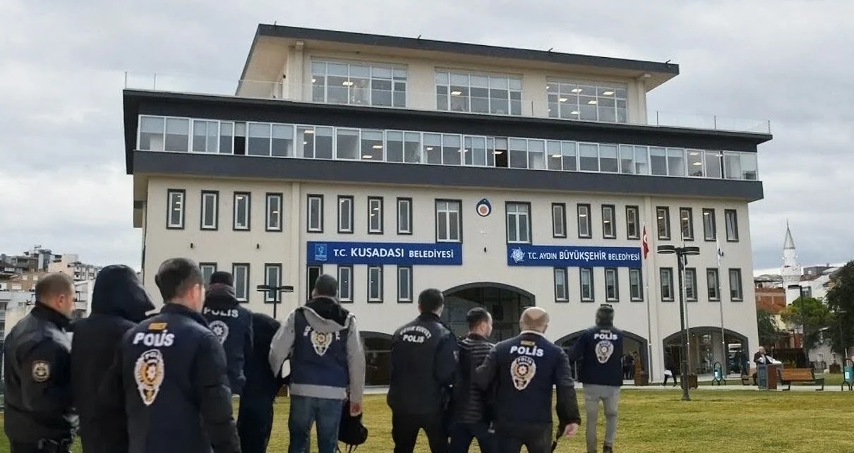 Kuşadası Belediyesi'ne &uuml;&ccedil;&uuml;nc&uuml; dalga operasyon