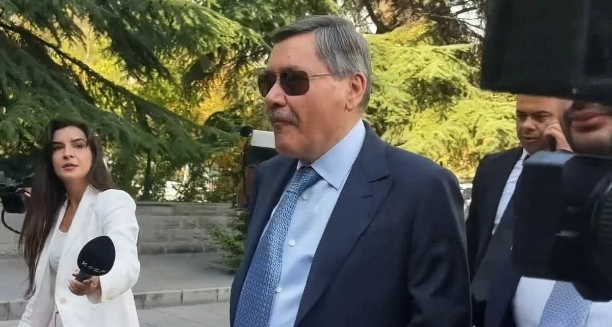 Melih G&ouml;k&ccedil;ek sakız &ccedil;iğneyerek adliyeye geldi