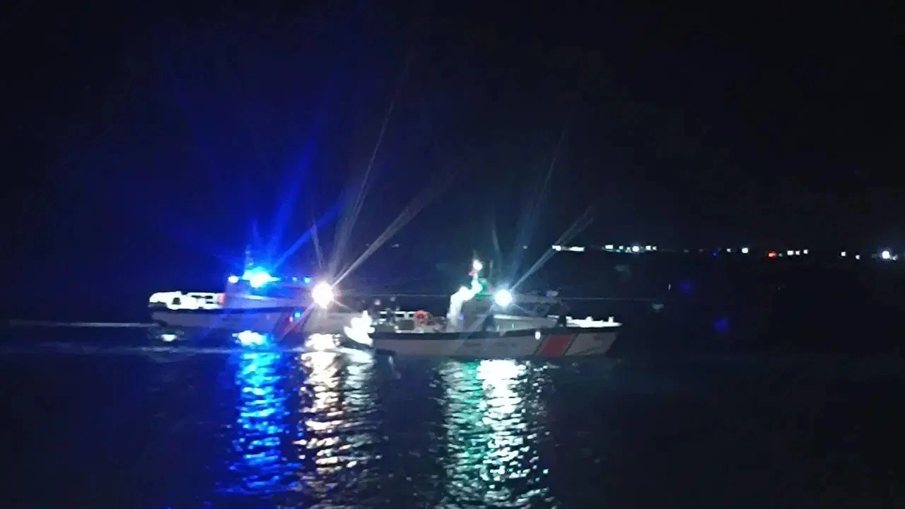 Mersin'de gece denize giren bir kişi boğuldu, 2 kişi aranıyor!