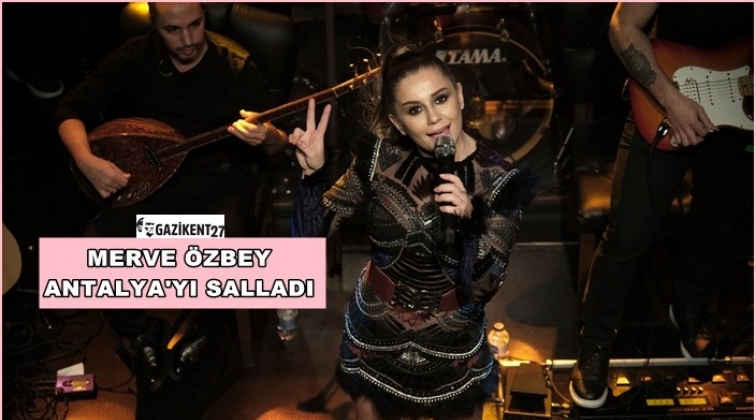 Merve Özbey, müzik ziyafeti çekti