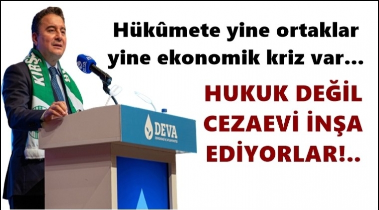 'Meydanın ortasında askıya ekmek asıyorlar'