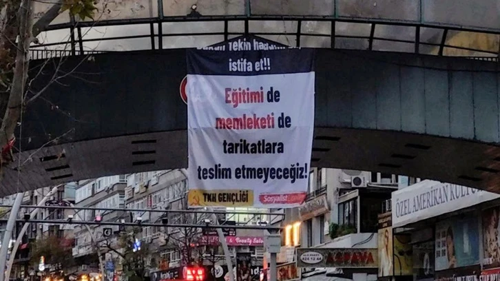Milli Eğitim önünde "Bakan Tekin istifa et" pankartı