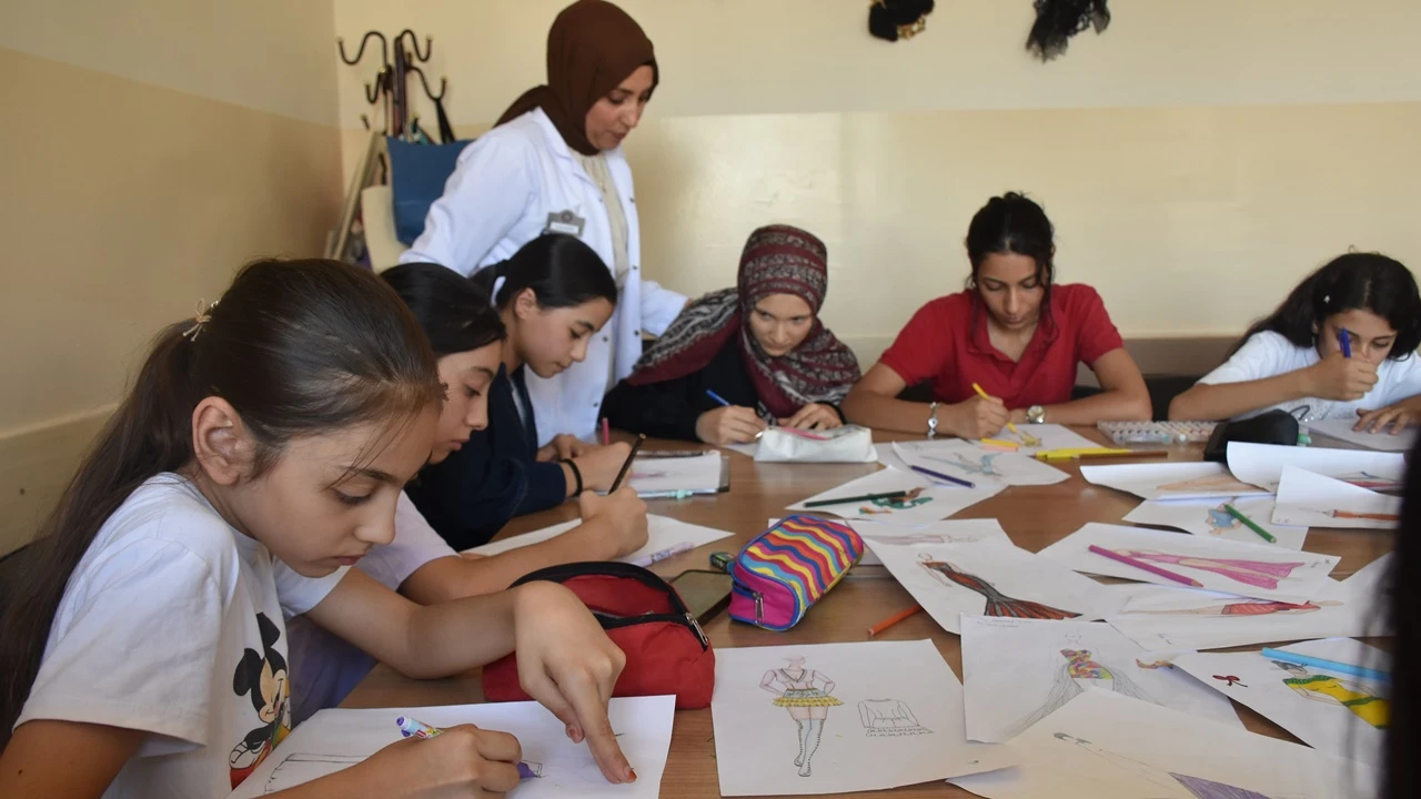 Minik kursiyerler kendi moda koleksiyonlarının ilk adımlarını attı