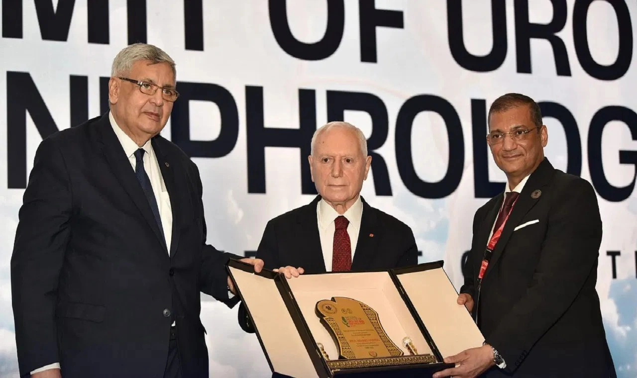 Mısır'da bir ilk: Yaşam Boyu Başarı Ödülü Haberal'a verildi