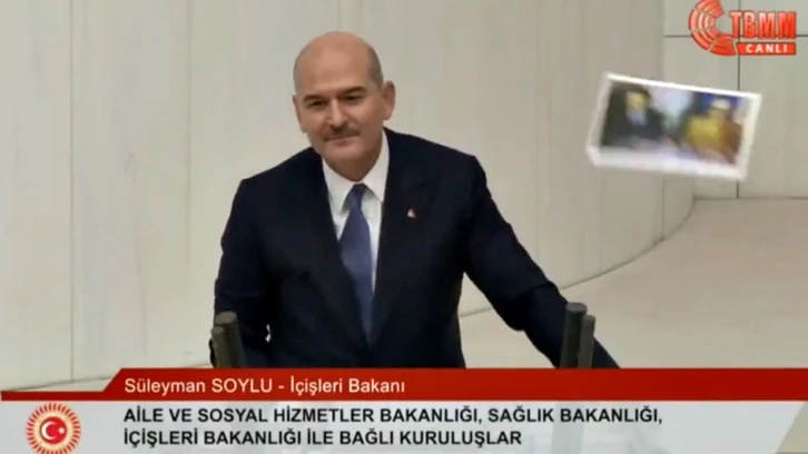 Muhalefeti hedef alan Soylu'ya fotoğraf fırlatıldı!