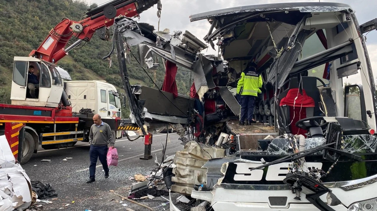 Yolcu otobüsü TIR'a çarptı; 7 ölü