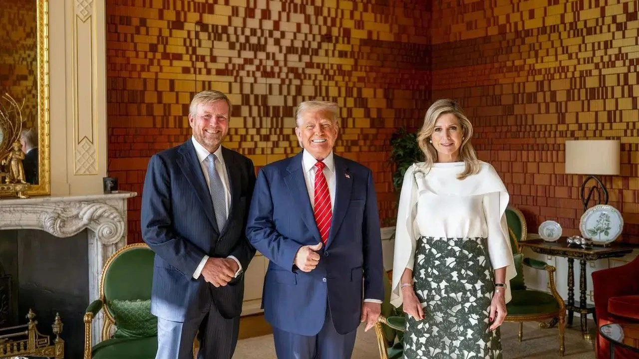 NATO Zirvesi'nde tartışma yaratan görüntüler: Kraliçe, Trump’ı taklit mi etti?