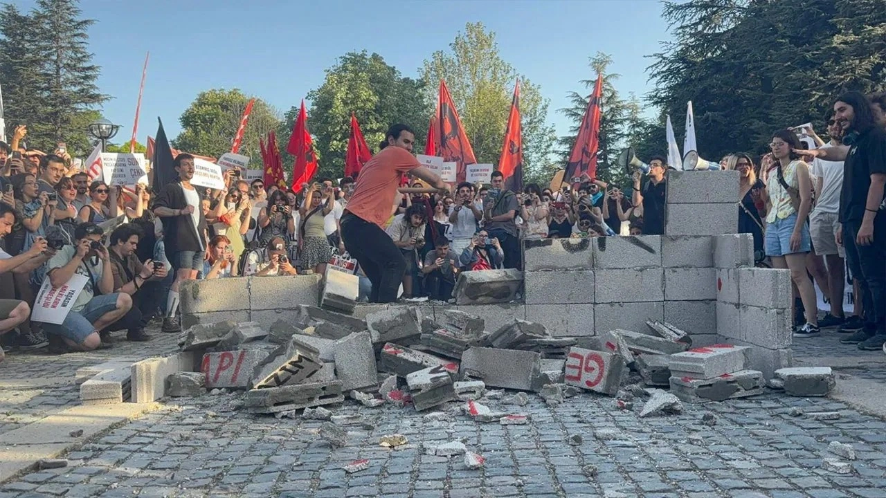 ODTÜ’lü öğrenciler geleneksel Devrim Yürüyüşü’nü gerçekleştirdi: Öğrenciler baskı duvarını yıktı