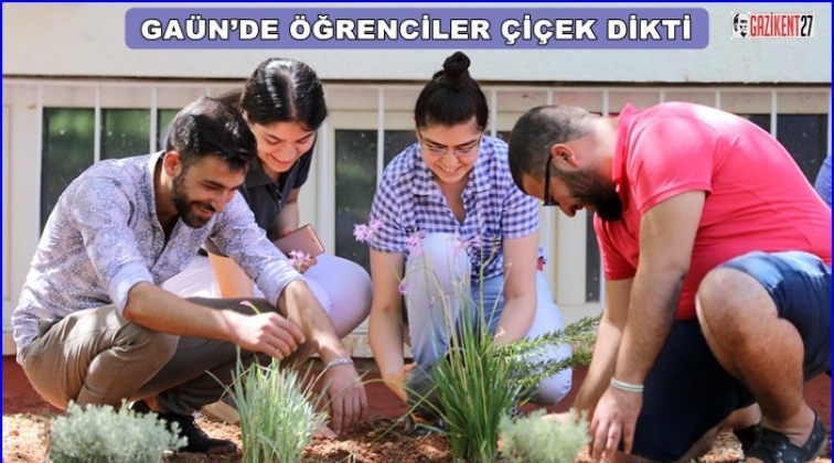 &Ouml;ğrenciler &ccedil;i&ccedil;ek ve fidan dikti