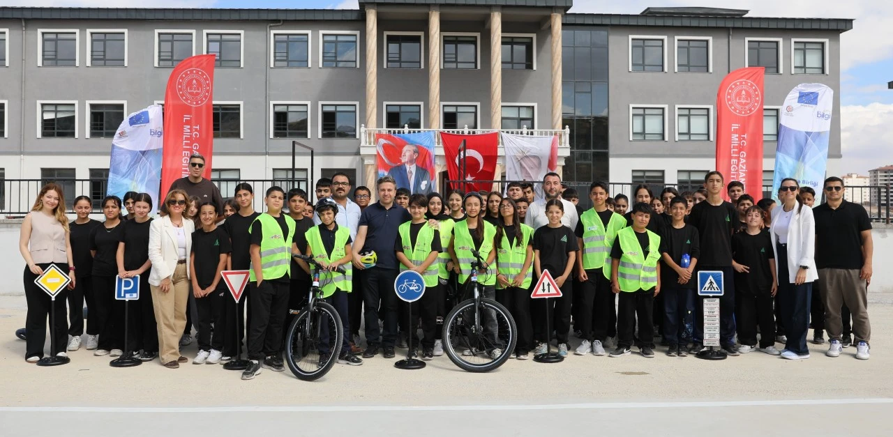 &Ouml;ĞRENCİLER G&Uuml;VENLİ VE S&Uuml;RD&Uuml;R&Uuml;LEBİLİR HAREKETLİLİK İ&Ccedil;İN PEDAL &Ccedil;EVİRDİ!