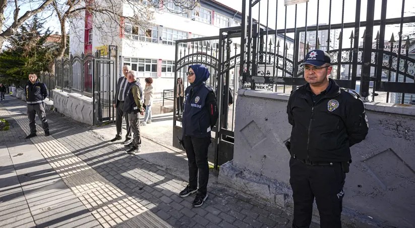 Okul &ouml;nlerinde en az 2 polis n&ouml;bet tutacak!