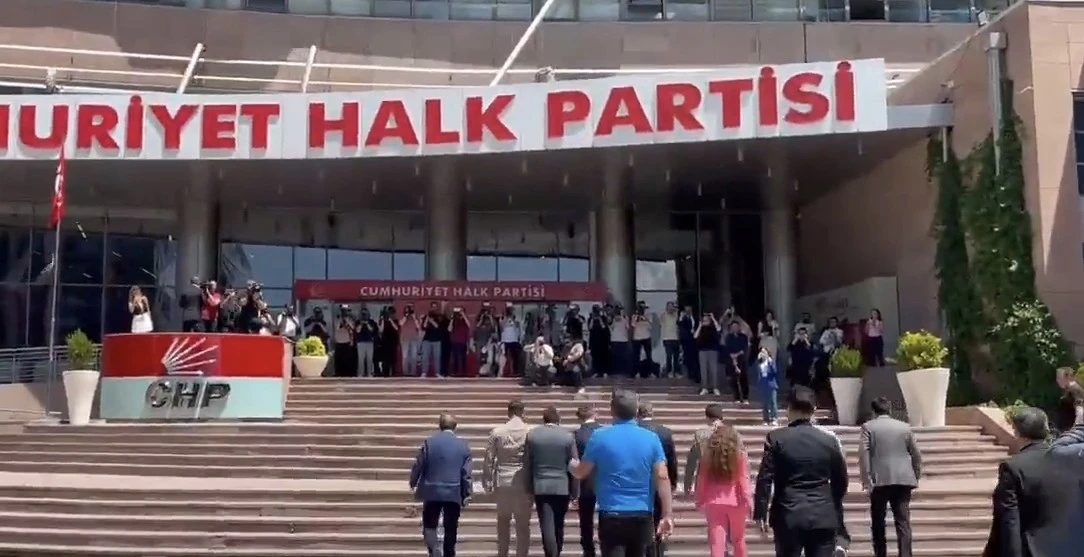 Olağan&uuml;st&uuml; kurultay i&ccedil;in toplanan delege imzaları CHP Genel Merkezi'nde