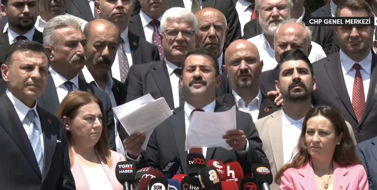 Olağan&uuml;st&uuml; kurultay i&ccedil;in toplanan delege imzaları CHP Genel Merkezi'nde