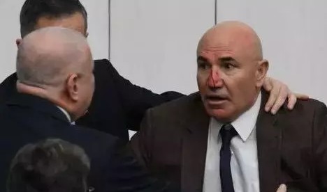 Osman G&ouml;k&ccedil;ek, Mahmut Tanal'a yumruk attı!