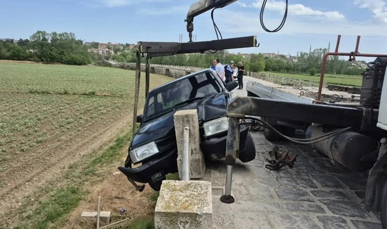 Otomobil köprüde asılı kaldı