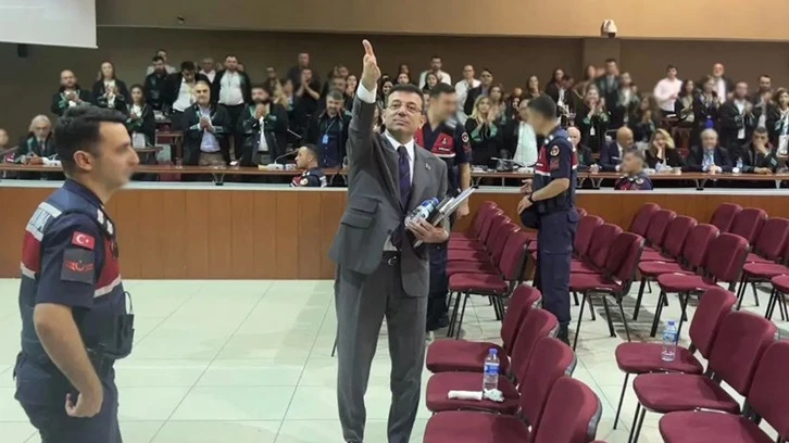 Özgür Çelik, İmamoğlu'nun mahkeme salonundaki fotoğrafını paylaştı