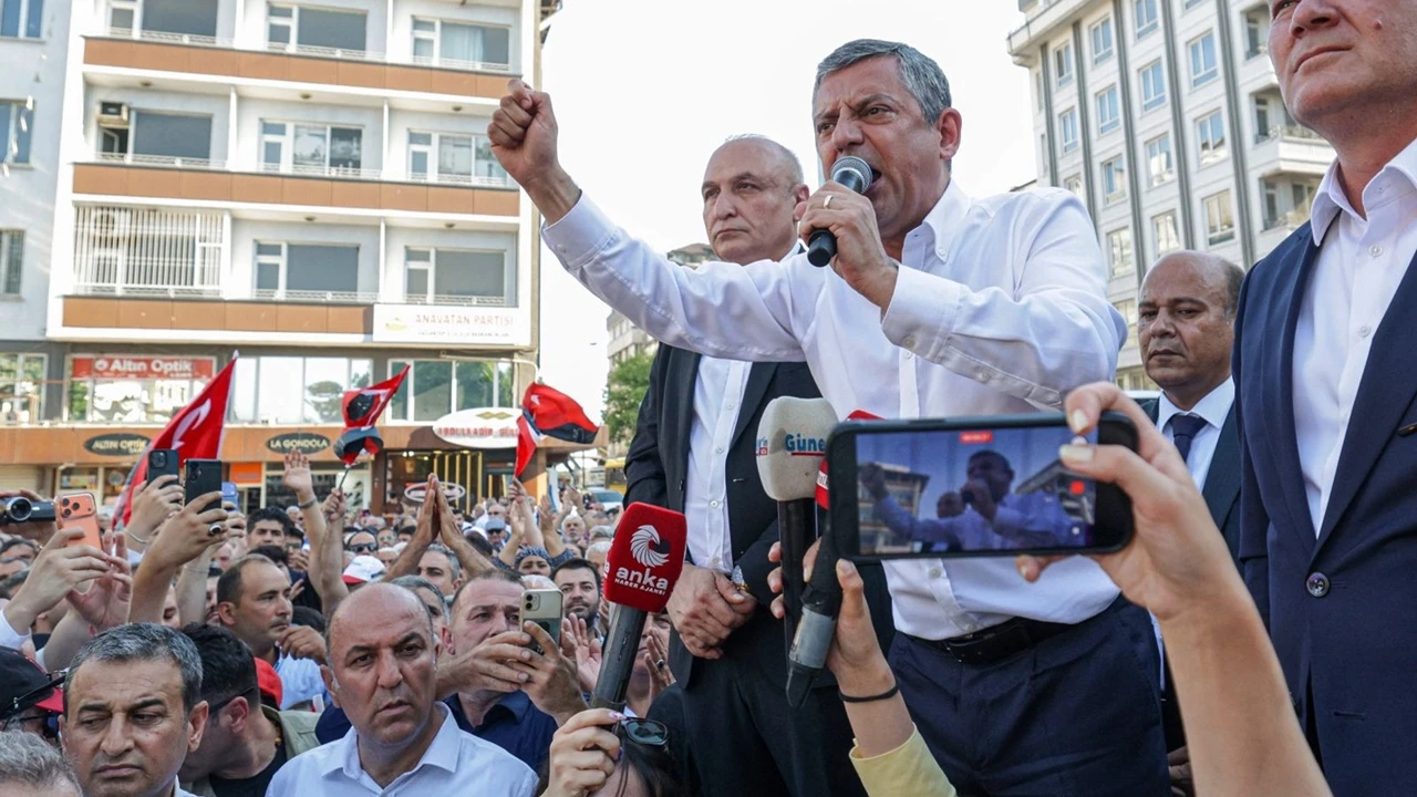 &Ouml;zg&uuml;r &Ouml;zel: 30 yıl muhalefet lideri olacağıma 3 g&uuml;n bile o koltukta oturmam