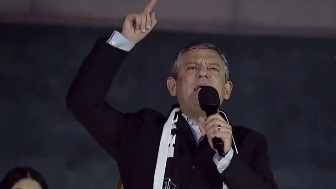 &Ouml;zg&uuml;r &Ouml;zel'den Erdoğan'a teklif: Gel İBB se&ccedil;imlerini yenileyelim...