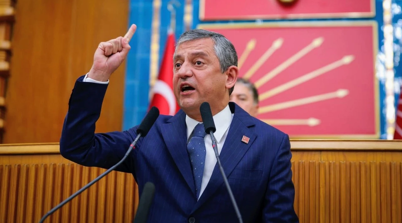 &Ouml;zg&uuml;r &Ouml;zel: Sarayın mermerlerinde oturanlara, medet umanlara sesleniyorum!