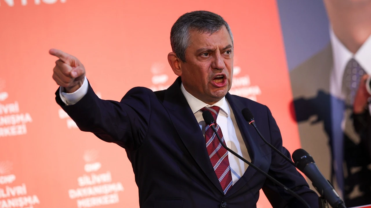 &Ouml;zg&uuml;r &Ouml;zel: Ak Parti'nin kara d&uuml;zenine yazıklar olsun!