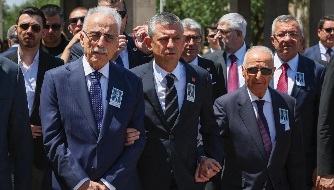  Özgür Özel'den Altan Öymen'in cenaze töreninde övgü dolu sözler...