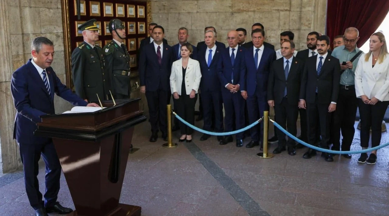  Özgür Özel; Anıtkabir Özel Defteri'ne yazdığı sözler de dikkat çekti.