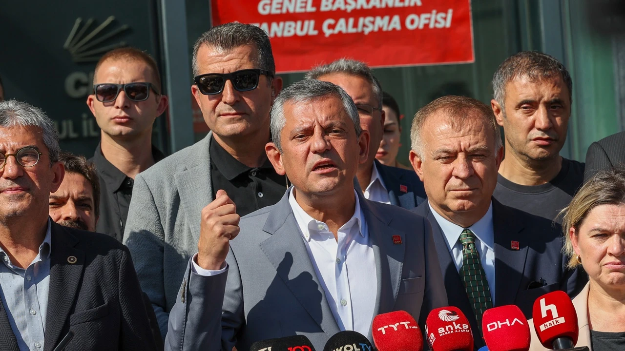 Özgür Özel: Ben gelince paldır küldür kaçıyorlar!