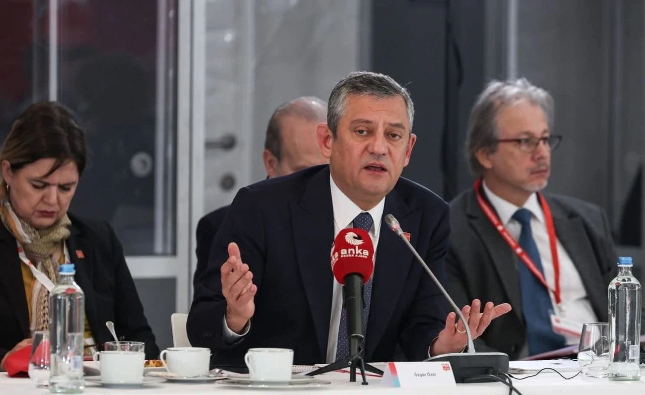 &Ouml;zg&uuml;r &Ouml;zel, Br&uuml;ksel'de konuştu: İngiliz İş&ccedil;i Partisi Erdoğan ile dayanışma g&ouml;steriyor!