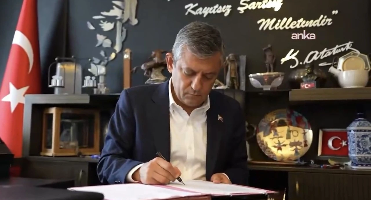 &Ouml;zg&uuml;r &Ouml;zel CHP'den istifa etti: YENİ Parti'nin kuruluş dilek&ccedil;esini imzaladı...