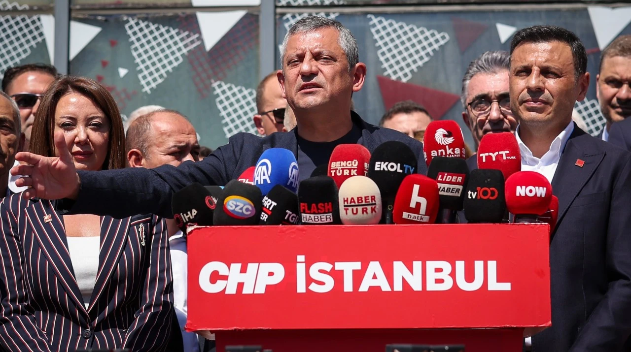 Özgür Özel, CHP İstanbul İl Başkanlığı'nda: Bu kararı tanımıyoruz!