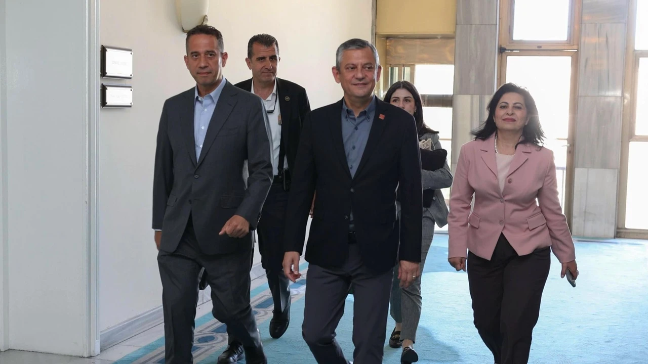 &Ouml;zg&uuml;r &Ouml;zel, CHP MYK'yı TBMM'de topladı
