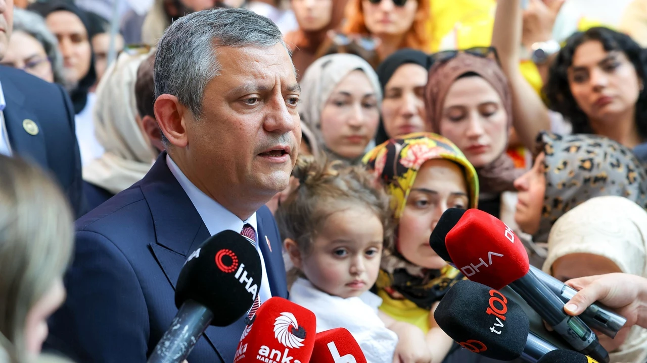 &Ouml;zg&uuml;r &Ouml;zel'den a&ccedil;lık grevindeki &ouml;ğretmenlere destek ziyareti