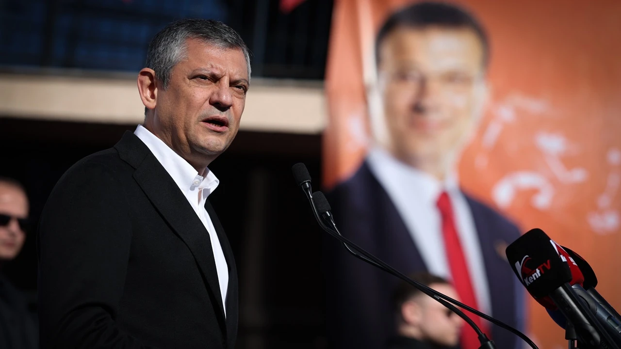 &Ouml;zg&uuml;r &Ouml;zel'den, AKP'li Hatipoğlu'na 'saat' tepkisi