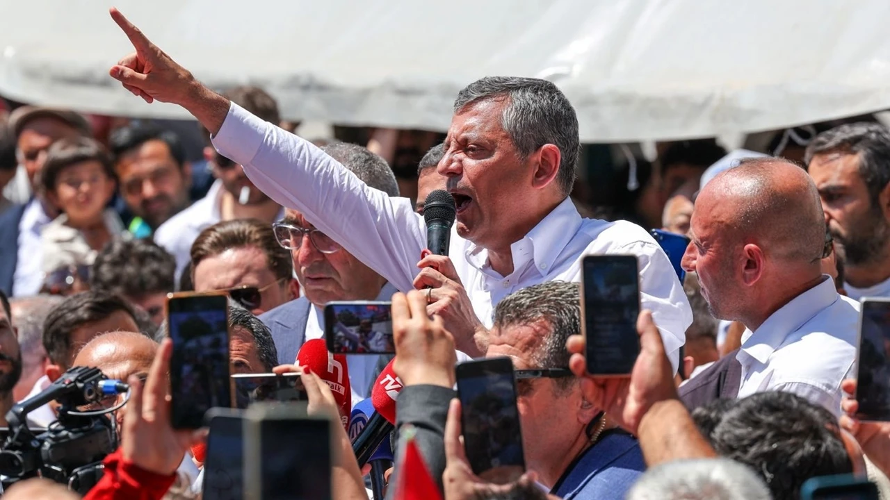 &Ouml;zg&uuml;r &Ouml;zel'den bomba iddia: Hakimlere CHP&rsquo;lileri tutuklayacak mısınız m&uuml;lakatı yapılıyor