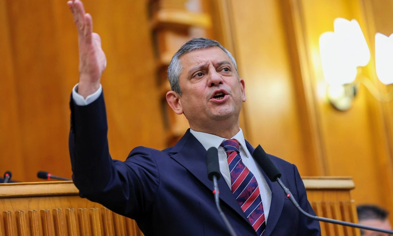 &Ouml;zg&uuml;r &Ouml;zel'den Erdoğan'a 'Trump' sorusu...