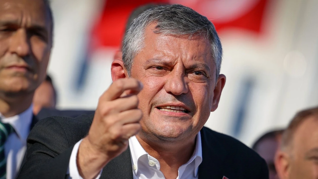 &Ouml;zg&uuml;r &Ouml;zel: Dimdik ayaktayız, bizi yıkamayacaklar...