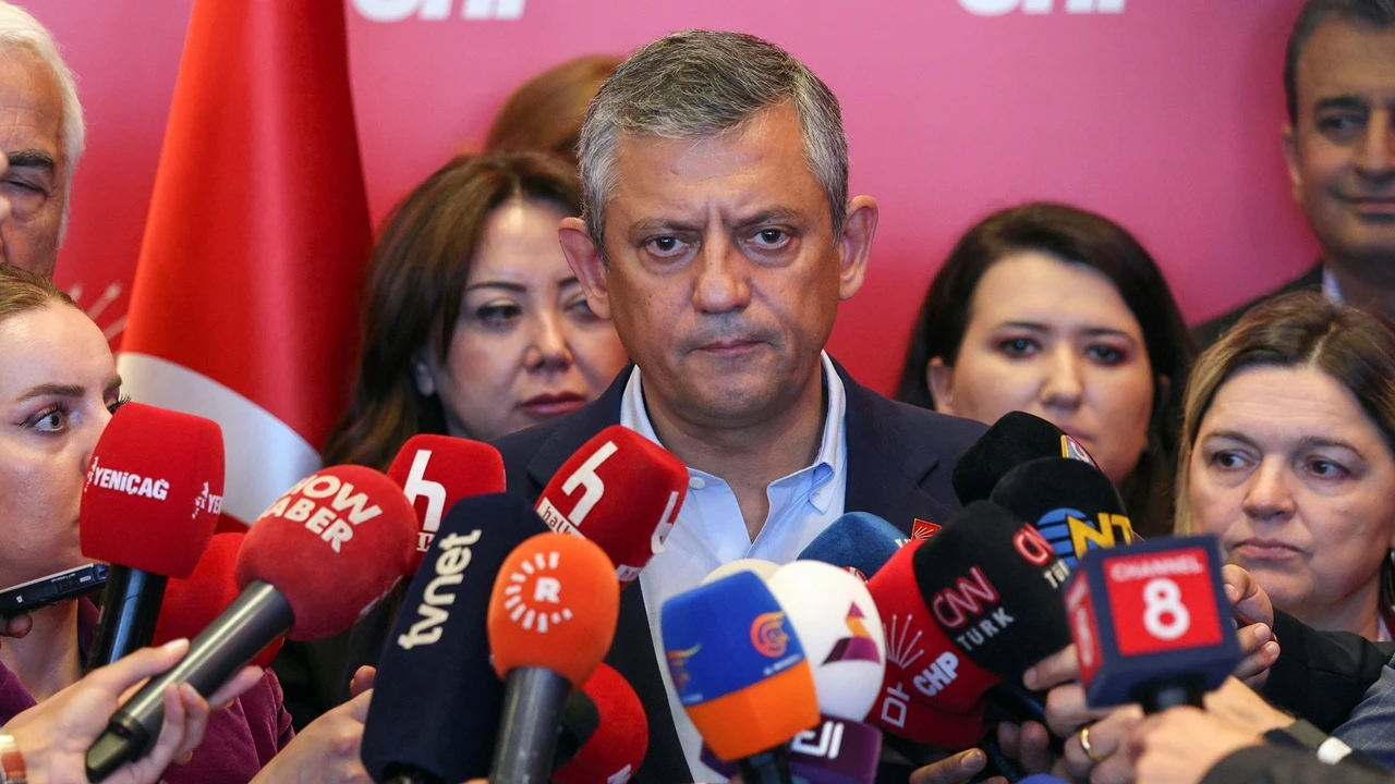 &Ouml;zg&uuml;r &Ouml;zel'den Kılı&ccedil;daroğlu'na: Kurultay kararını gazetede okumam lazım...