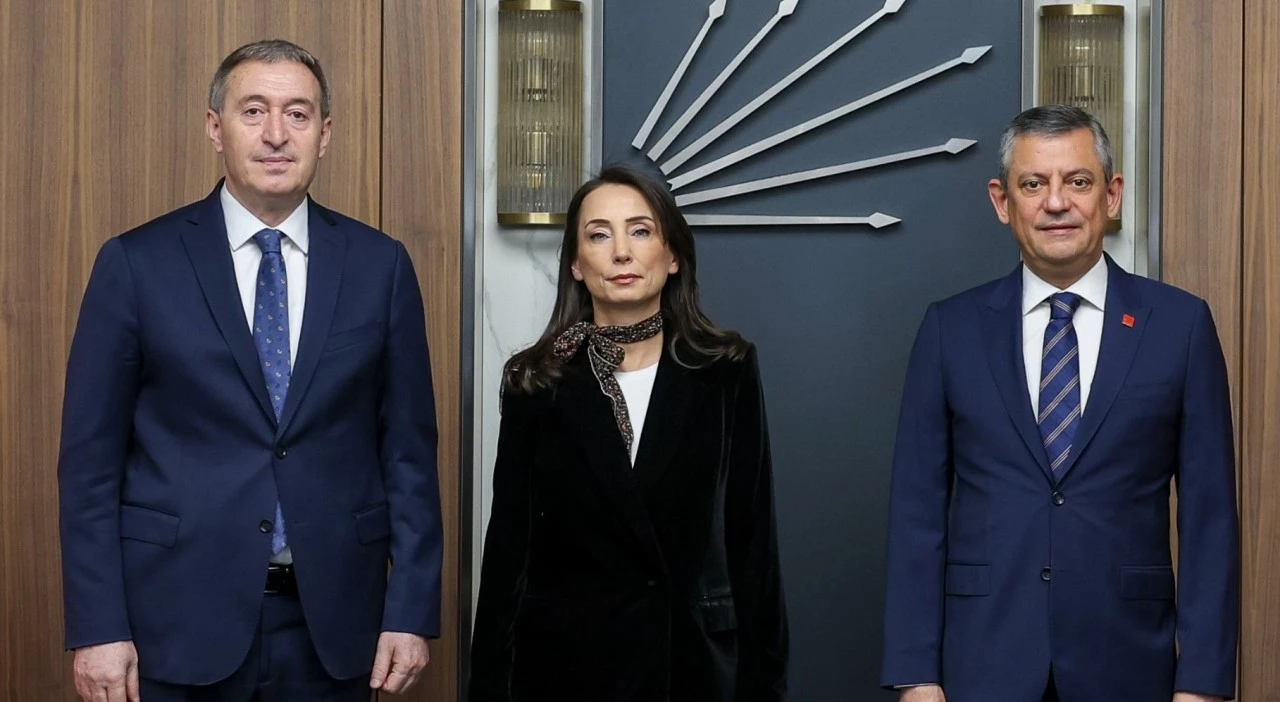 &Ouml;zg&uuml;r &Ouml;zel'den MHP'li Feti Yıldız'a 'canlı yayın' yanıtı