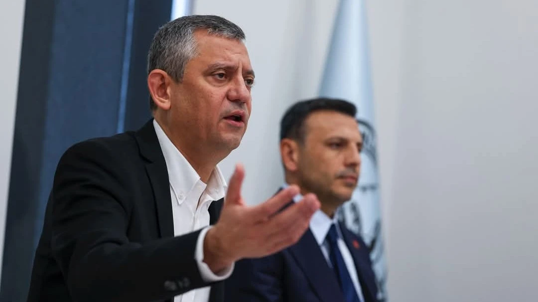 Özgür Özel'den ünlülere operasyon tepkisi: Torbacı yok, muhalif sanatçıların olduğu torba var!