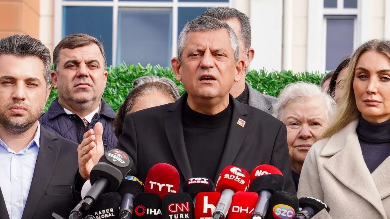 &Ouml;zg&uuml;r &Ouml;zel'den TRT ve AA'ya sert  tepki