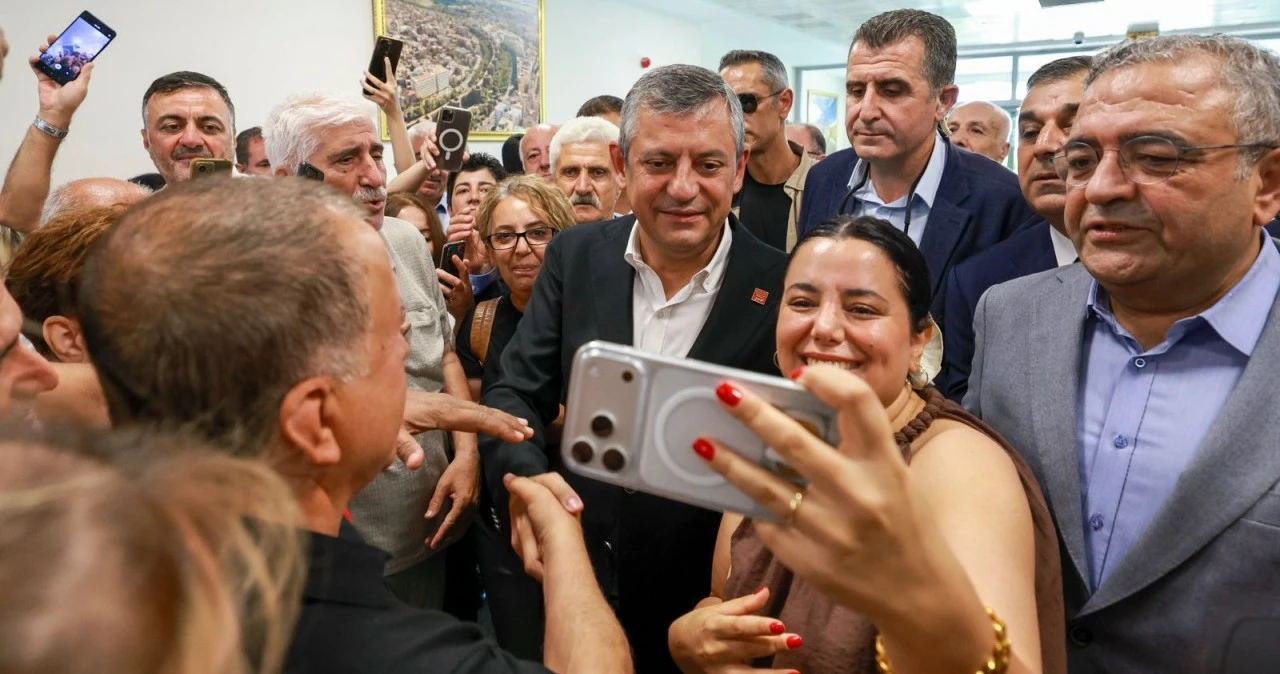 &Ouml;zg&uuml;r &Ouml;zel Diyarbakır'da davul zurna ve zılgıtlarla karşılandı