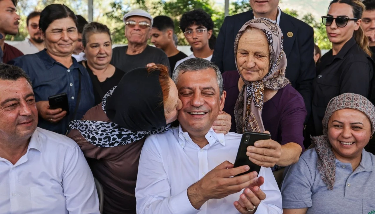 &Ouml;zg&uuml;r &Ouml;zel'e İzmir'de sevgi seli: Halk bağrına bastı!