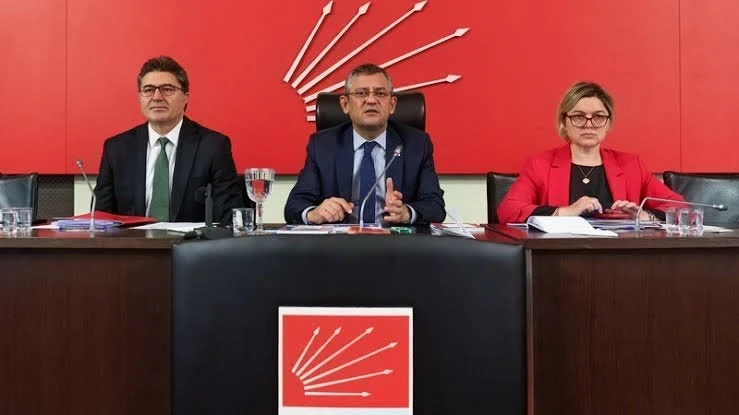 &Ouml;zg&uuml;r &Ouml;zel ekibi Parti Meclisi'nden istifa etti!